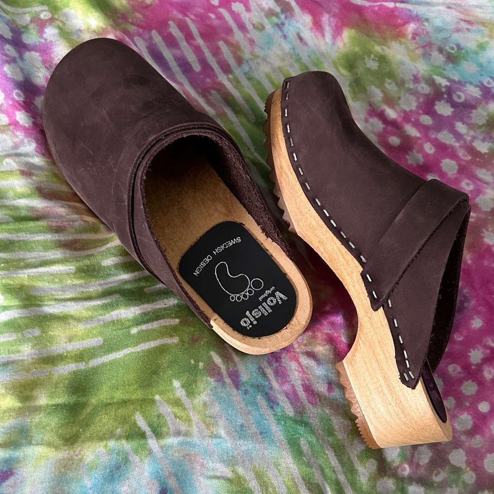 Women's Vollsko Brown Clogs - Picture 9 of 9